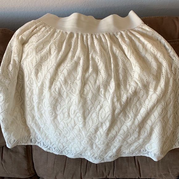 Cute while lace skirt - Picture 2 of 3